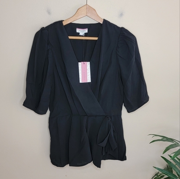 NWT Andree by Unit | Black Crossover Surplice Top with Peplum Hem Size Large - Picture 1 of 5